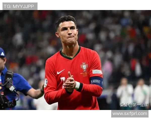 足球球星在赛场上的压迫感瞬间展现 出其不凡气场的强烈表情捕捉